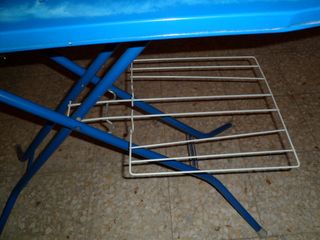 Tabla de planchar azul con soporte