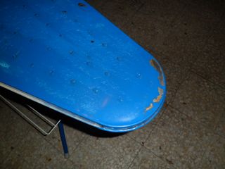 Tabla de planchar azul con soporte