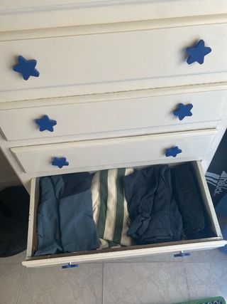 Cassettiera bianca per bambini con stelle blu