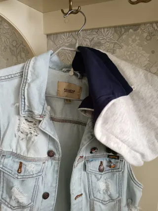 Chaleco vaquero Pull&Bear desgastado con capucha T