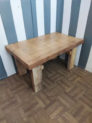 Mesa de comedor artesanal de madera