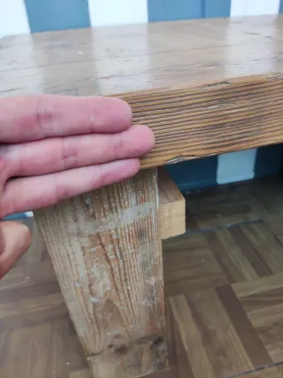 Mesa de comedor artesanal de madera
