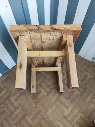 Mesa de comedor artesanal de madera