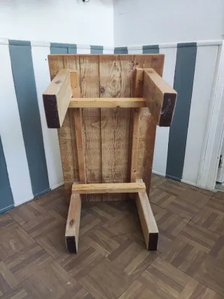 Mesa de comedor artesanal de madera