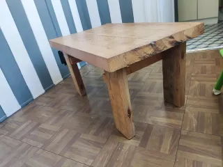 Mesa de comedor artesanal de madera