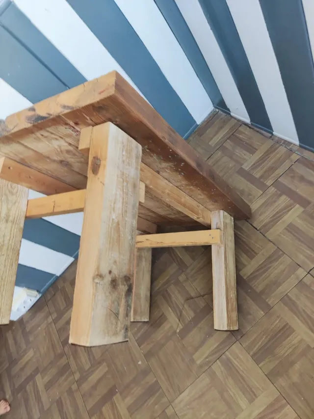 Mesa de comedor artesanal de madera