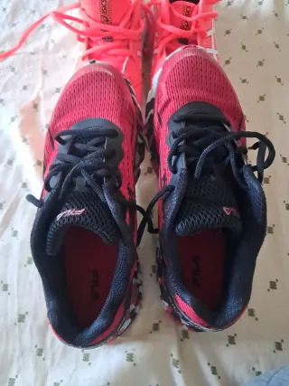 Zapatillas Fila Negras y Rojas