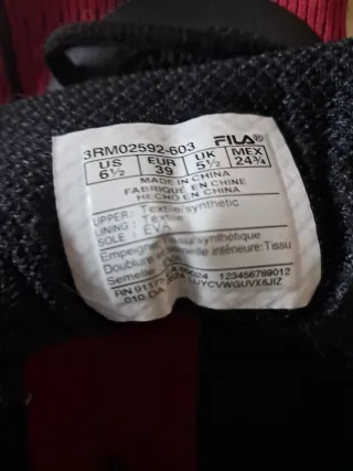 Zapatillas Fila Negras y Rojas