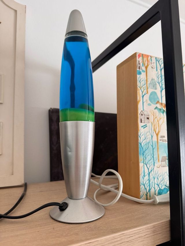 Lámpara de lava azul y plateada