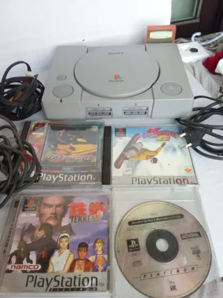 Consola PlayStation 1 con 1 mando y 4 juegos