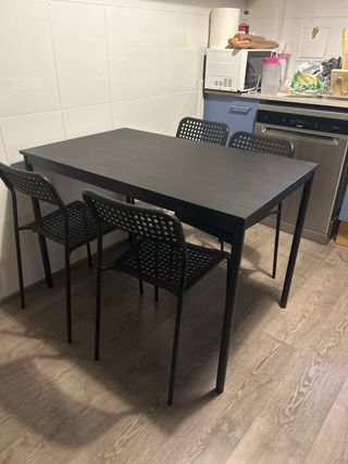 Mesa Ikea Negra con 4 Sillas