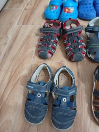 Lote de chanclas y sandalias infantiles