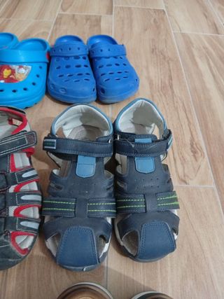 Lote de chanclas y sandalias infantiles
