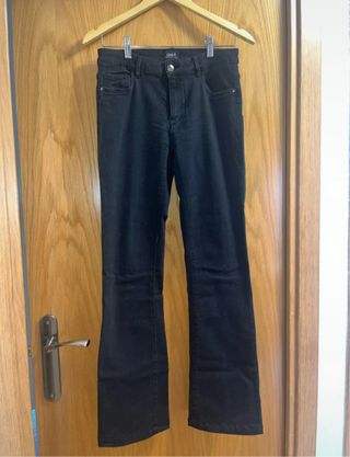 Pantalones vaqueros negros elásticos acampanados.