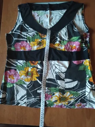 Top floral sin mangas