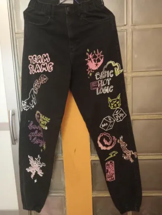 Pantalón vaquero negro con dibujos