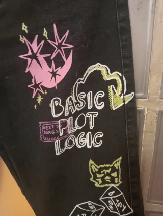 Pantalón vaquero negro con dibujos
