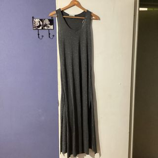 Vestido largo gris brillante con aberturas