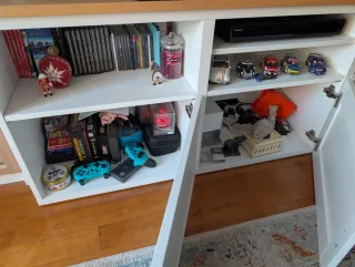 Mueble TV Ikea Besta con cubierta de madera 