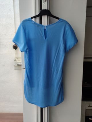 Blusa azul con bolsillo