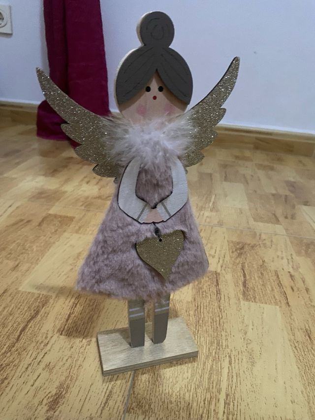 Ángel de madera decorativo