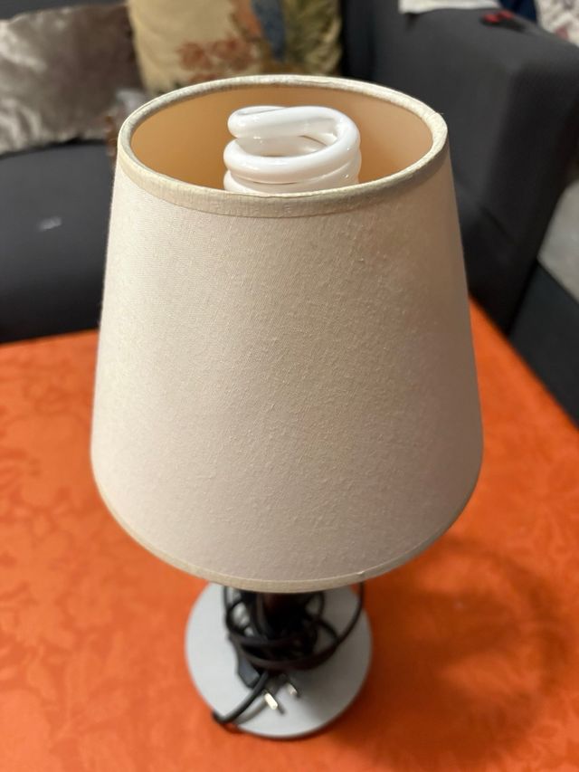 Lámpara de mesa tela beige y base