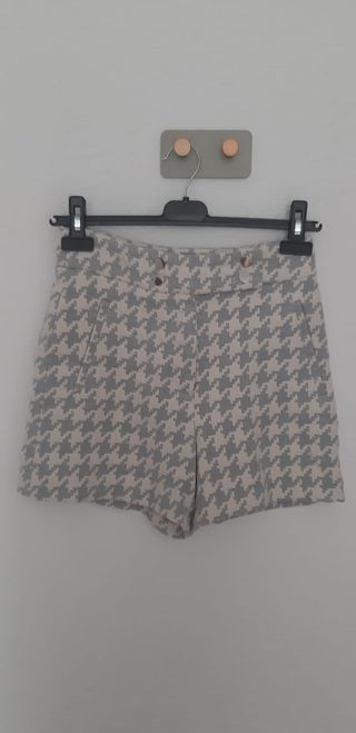 Pantalones cortos. De Zara. Nuevos totalmente. Col