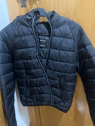 Plumas Bershka negro hombre