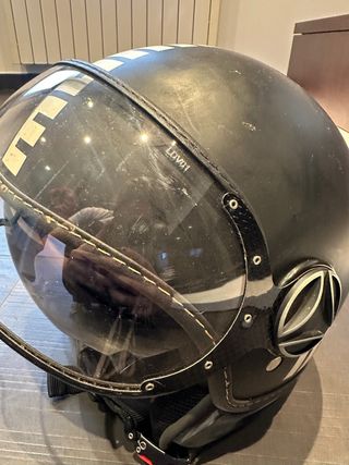 Casco de moto Momo negro con visera