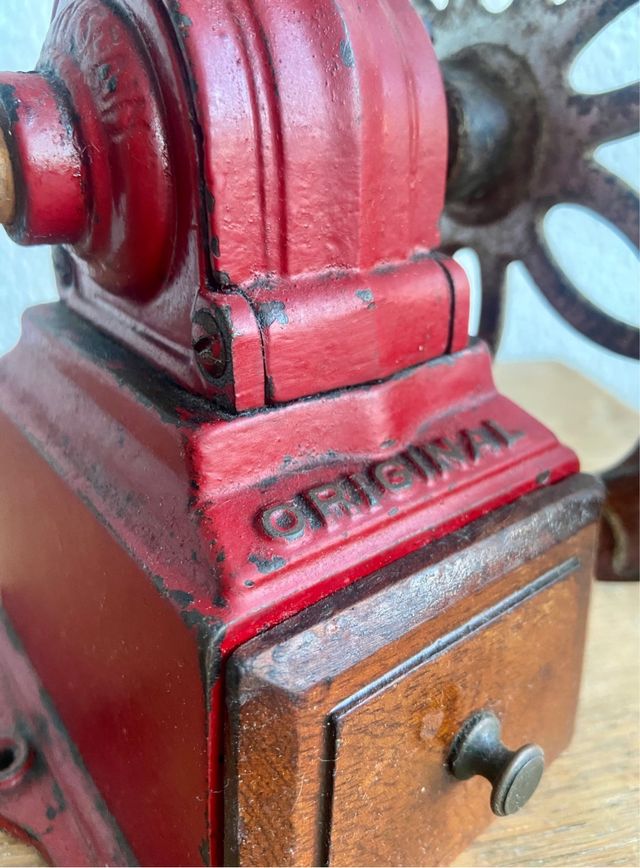 Molinillo de café vintage rojo