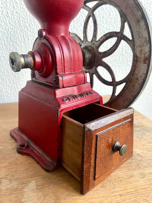 Molinillo de café vintage rojo
