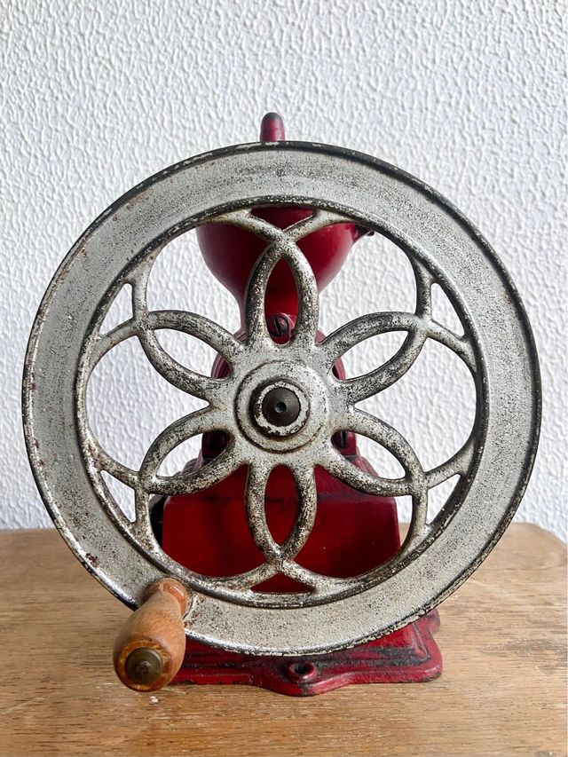 Molinillo de café vintage rojo