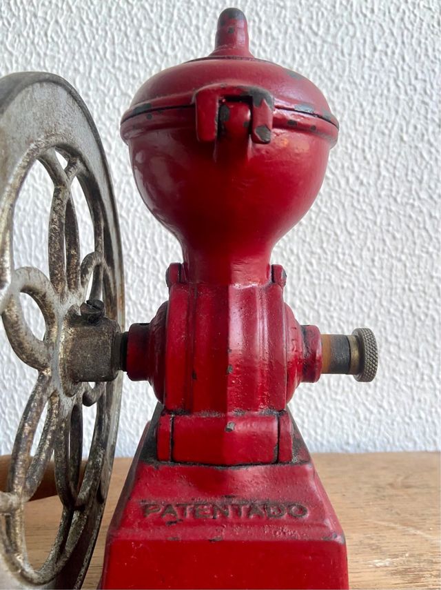 Molinillo de café vintage rojo