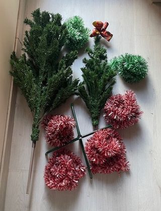 Árbol de Navidad verde con espumillón