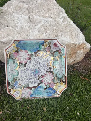 Plato de porcelana decorado con flores