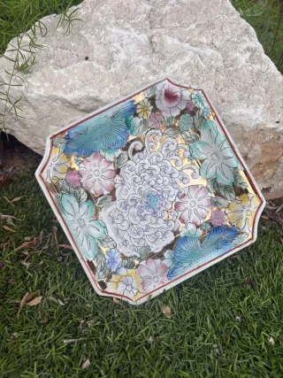 Plato de porcelana decorado con flores