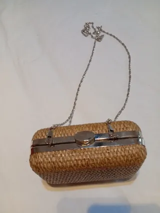 Bolso de mano tejido con cadena plateada