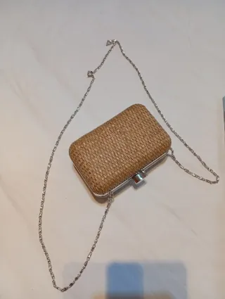 Bolso de mano tejido con cadena plateada