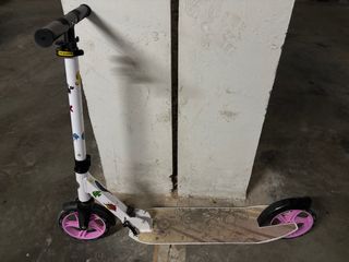 Patinete infantil blanco con ruedas rosas