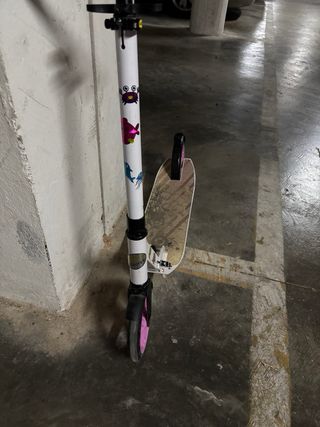 Patinete infantil blanco con ruedas rosas