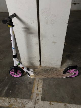 Patinete infantil blanco con ruedas rosas