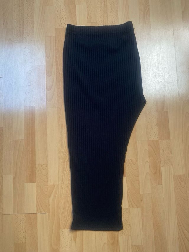 Falda negra con raja Talla XS