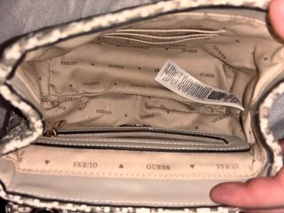 Bolso Guess tejido beige y blanco