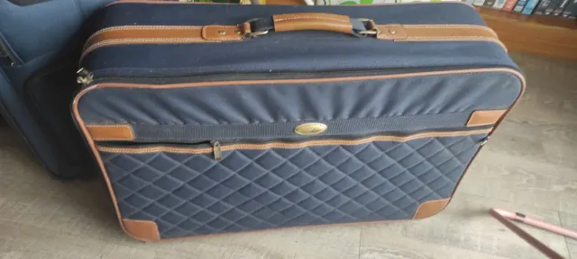 Maleta de viaje azul y marrón