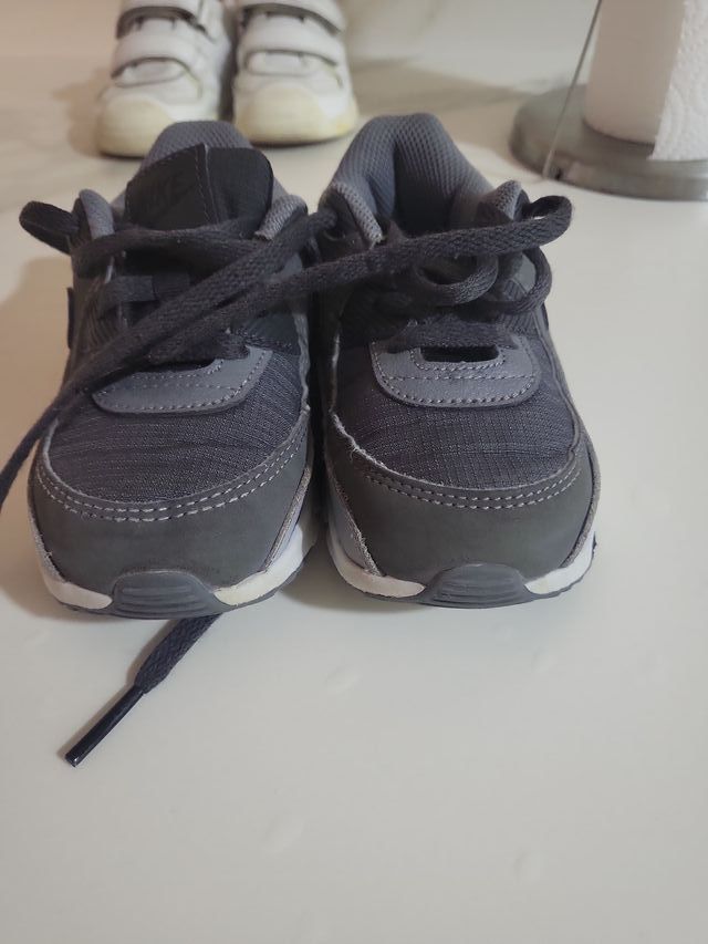 Zapatillas grises y blancas