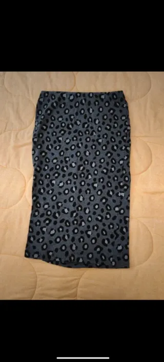 Gonna mini grigia e gonna maxi leopardata