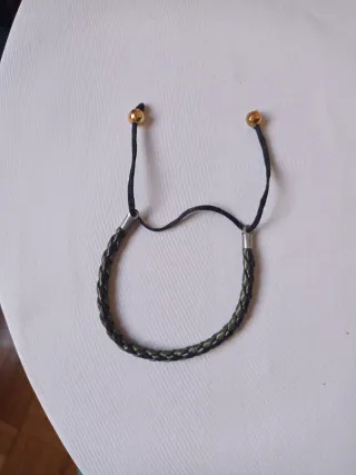 Pulsera trenzada con detalles dorados