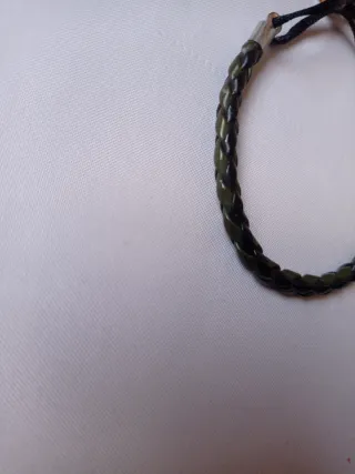 Pulsera trenzada con detalles dorados