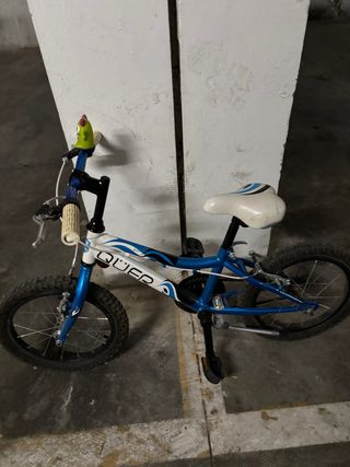 Bicicleta infantil azul y blanca