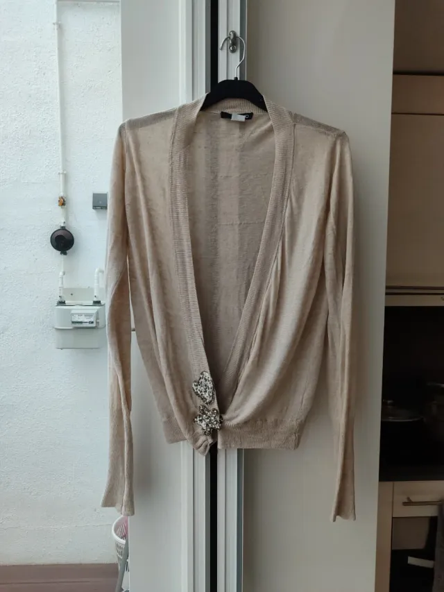 Chaqueta beige con adornos